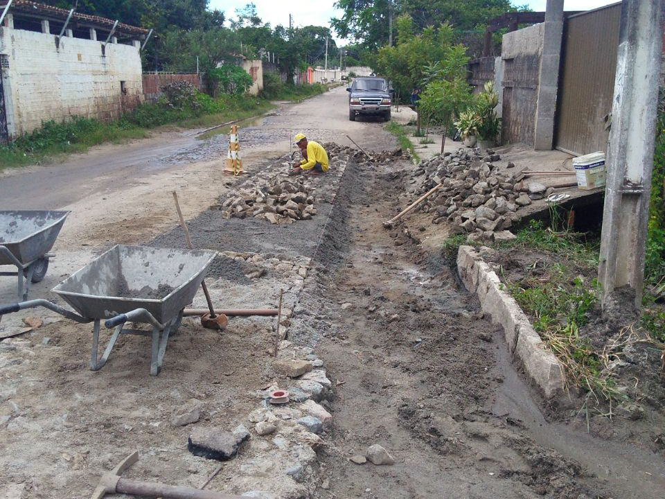 Você está visualizando atualmente Seinfra realiza recuperação da pavimentação da Rua João Triunfo no Mucunã