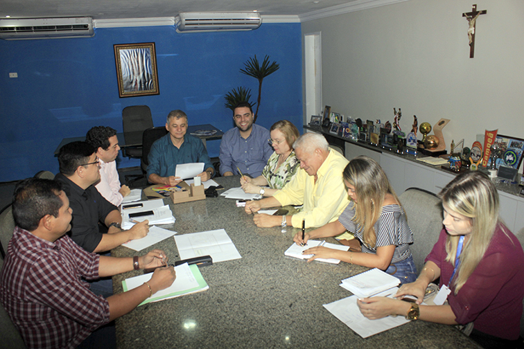 Você está visualizando atualmente Prefeito Participa de reunião com técnicos e representantes da Cohab