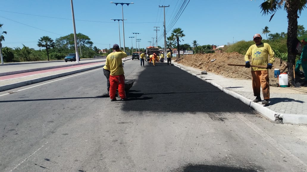 Você está visualizando atualmente Prefeitura realiza manutenção asfáltica da Avenida Padre José Holanda do Vale