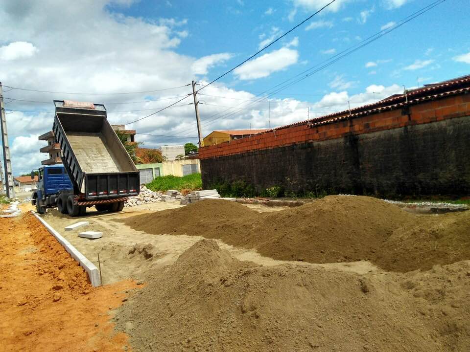 Você está visualizando atualmente Prefeitura realiza drenagem e pavimentação de diversas ruas do bairro Santa Maria