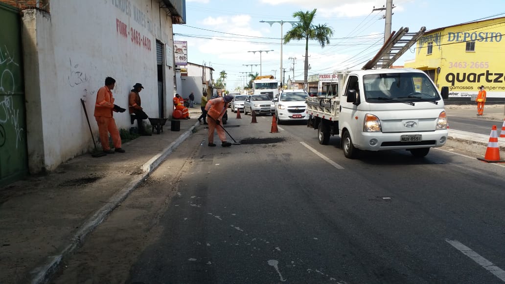 No momento, você está visualizando SeInfra realiza recuperação da pavimentação da Avenida Radialista João Ramos