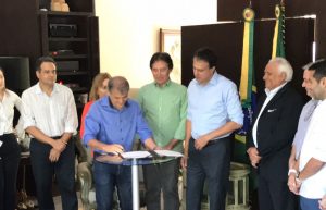 Read more about the article Prefeitura e Estado oficializam plano de investimentos da Cagece nas redes de água e esgoto em Maracanaú