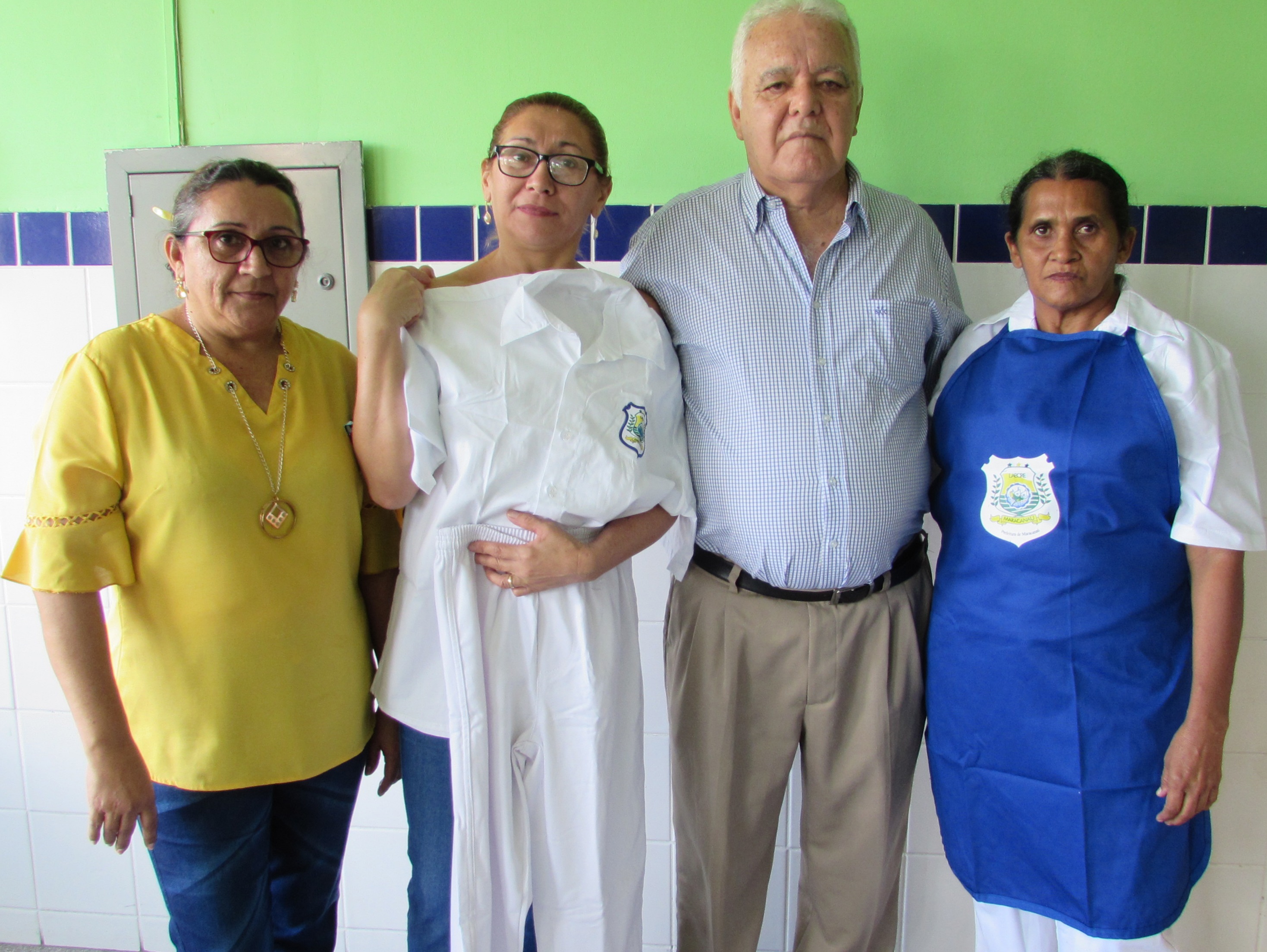 Você está visualizando atualmente Secretaria de Educação realiza entrega de fardamentos para as manipuladoras de alimentos das escolas municipais