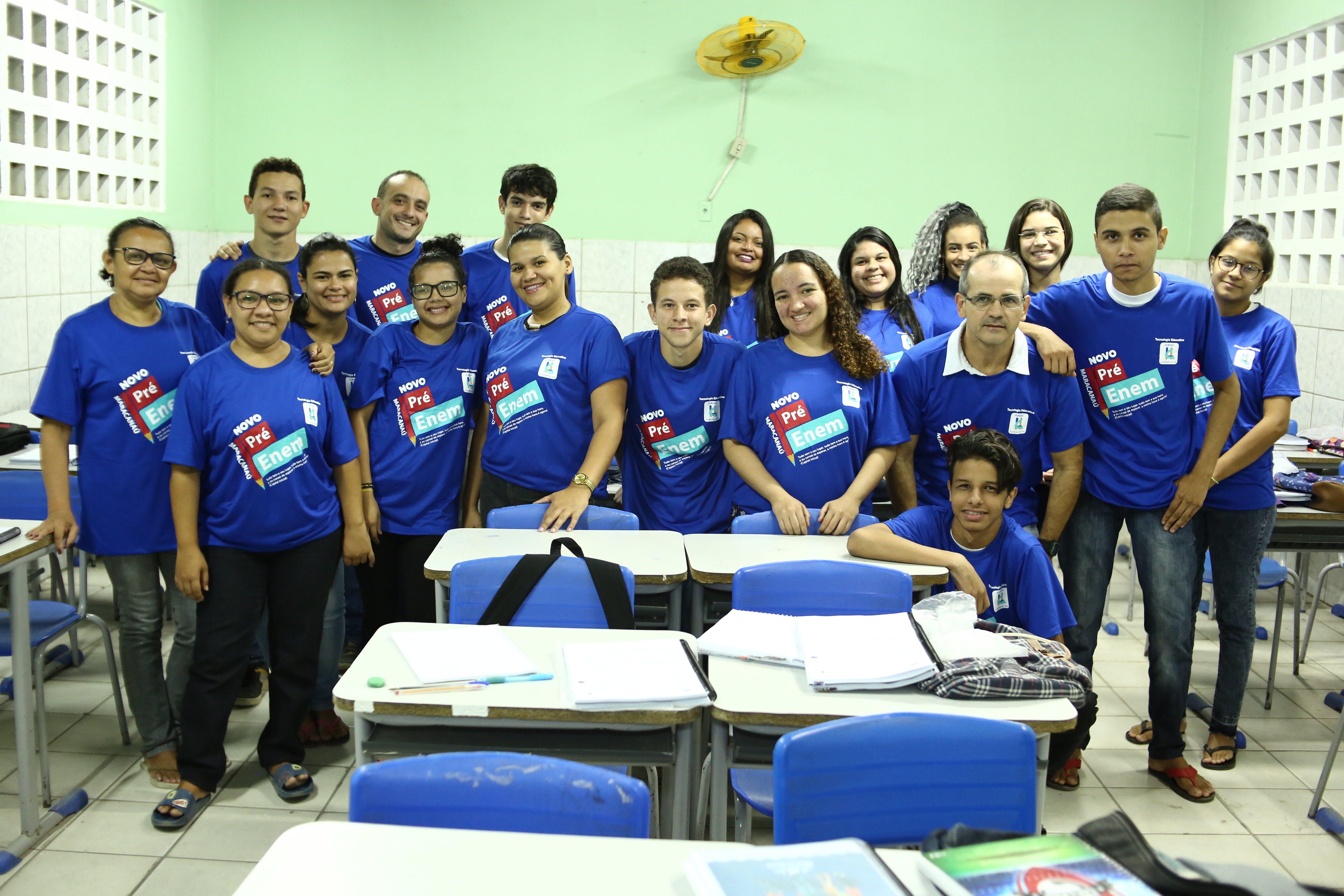 No momento, você está visualizando Secretaria de Juventude realiza entrega de fardamento do projeto Pré-Enem
