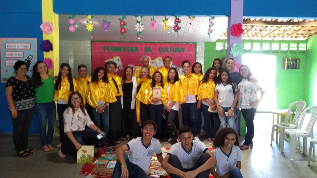 Você está visualizando atualmente Estudantes da Escola Municipal Edson Queiroz recebem homenagem da Academia Maracanauense de Letras