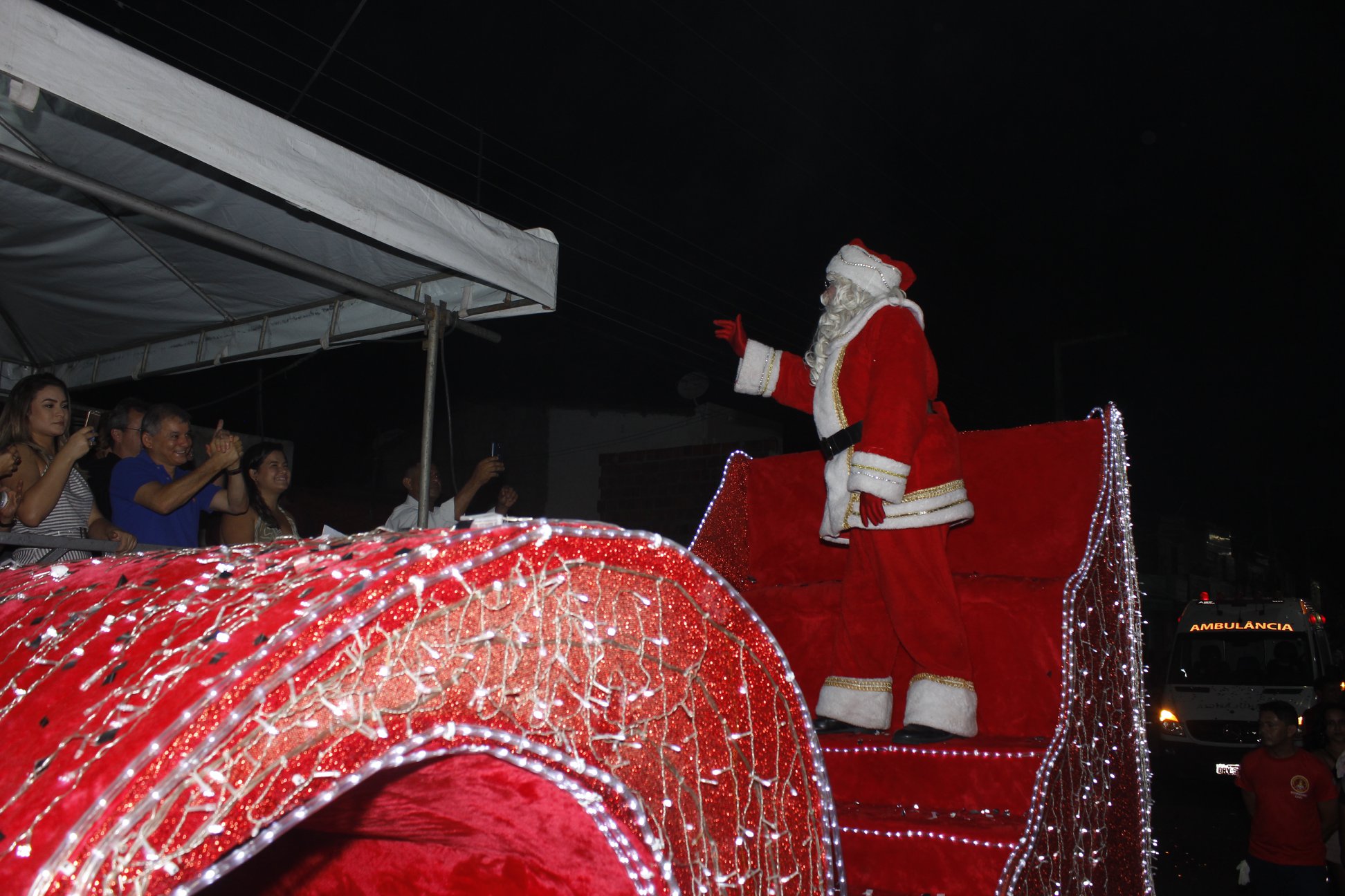 No momento, você está visualizando Parada Iluminada: Natal dos Sonhos emociona os maracanauenses