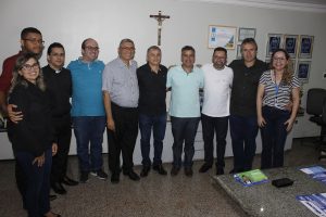 Leia mais sobre o artigo Prefeito Firmo Camurça recebe padres para anunciar semana do município e Alegria & Louvor