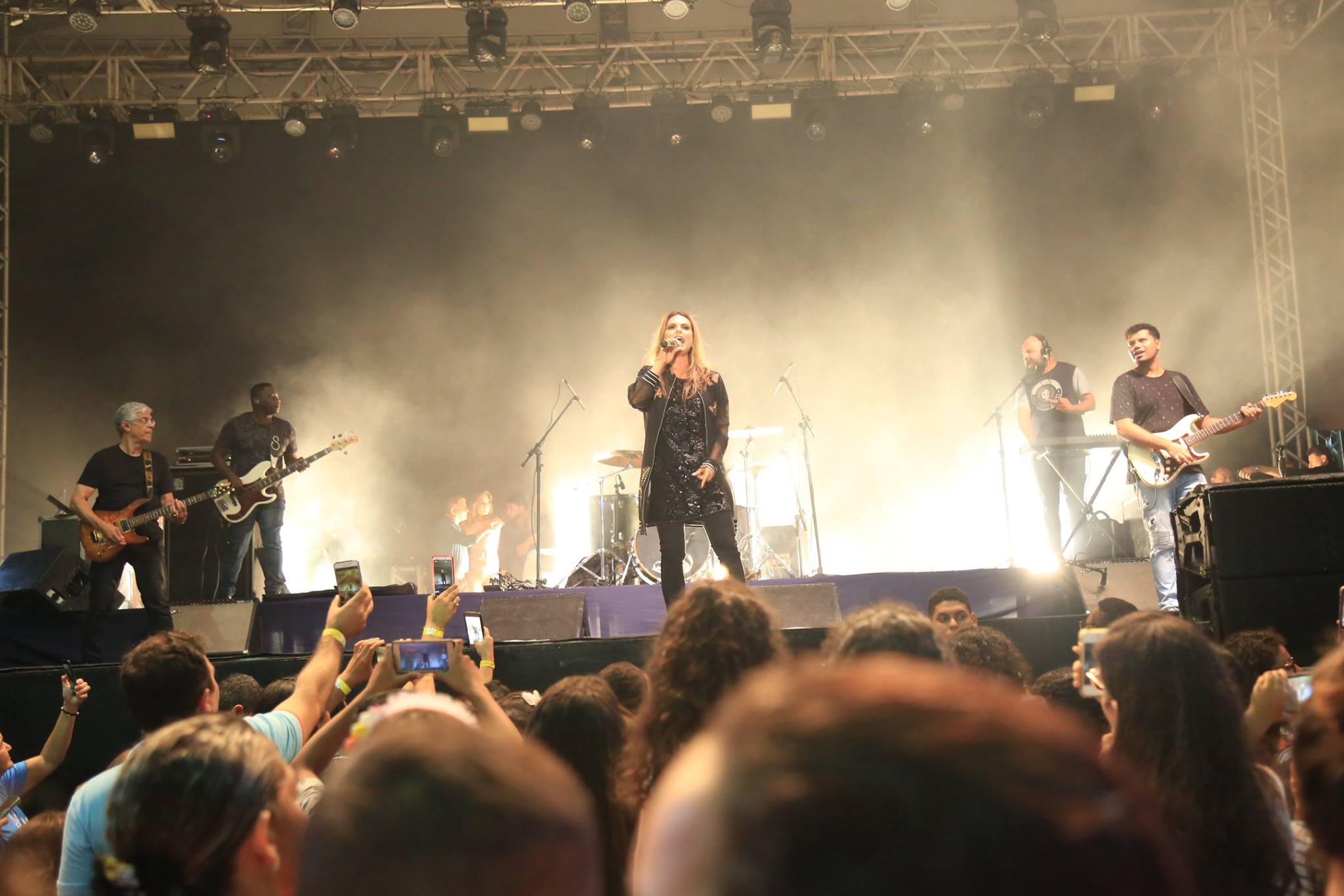 Você está visualizando atualmente Show com Aline Barros reuniu milhares de maracanauenses no primeiro dia do Alegria & Louvor