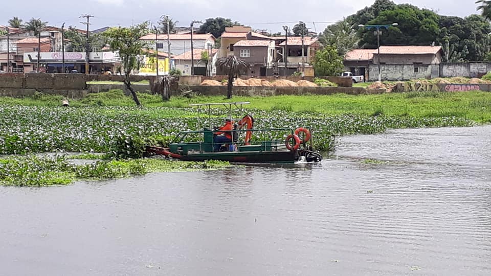 Você está visualizando atualmente Prefeitura realiza limpeza da Lagoa do Mingau