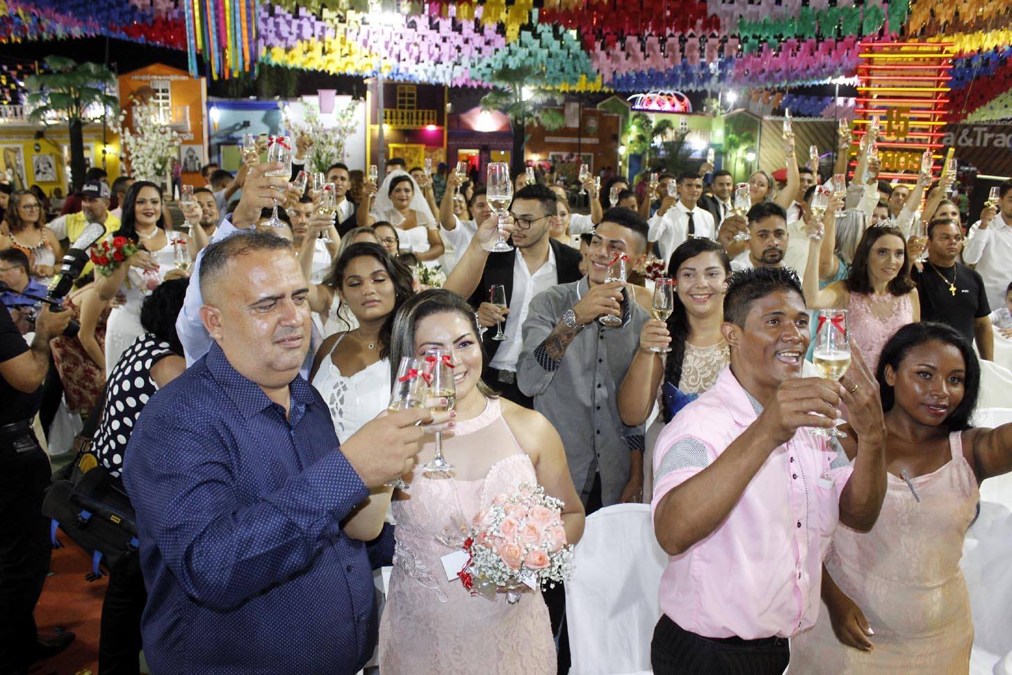 No momento, você está visualizando Casamento coletivo oficializa união de 36 casais no São João de Maracanaú