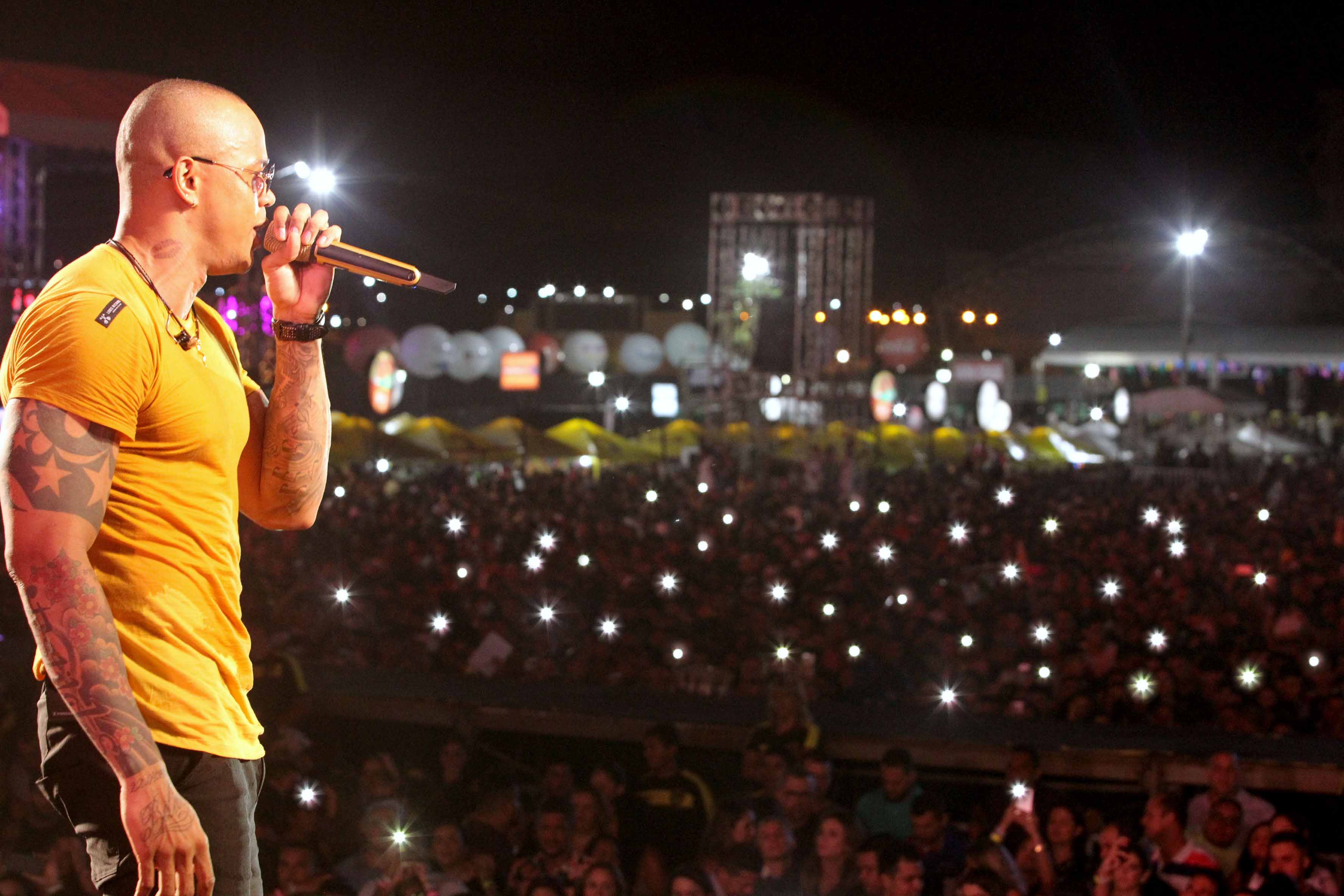 Você está visualizando atualmente Mais de 100 mil pessoas assistem show de Léo Santana no São João de Maracanaú
