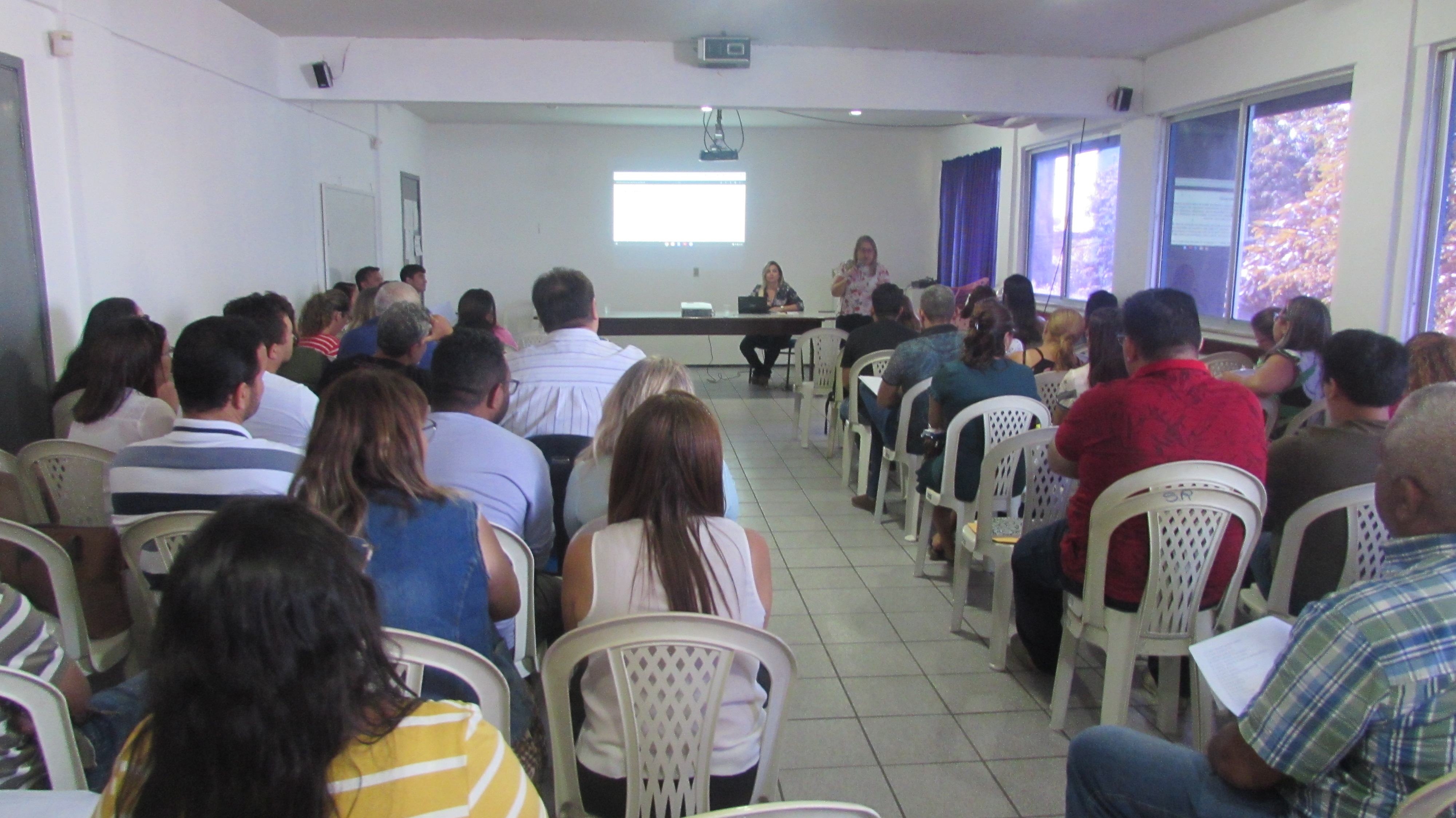 Você está visualizando atualmente Secretaria de Educação realiza formação com gestores e coordenadores administrativo-financeiros das escolas municipais