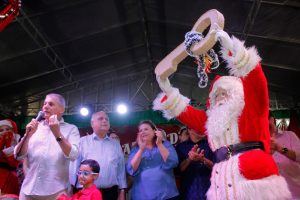 Leia mais sobre o artigo Papai Noel recebe a chave da cidade e abre o Natal de Brilho 2019