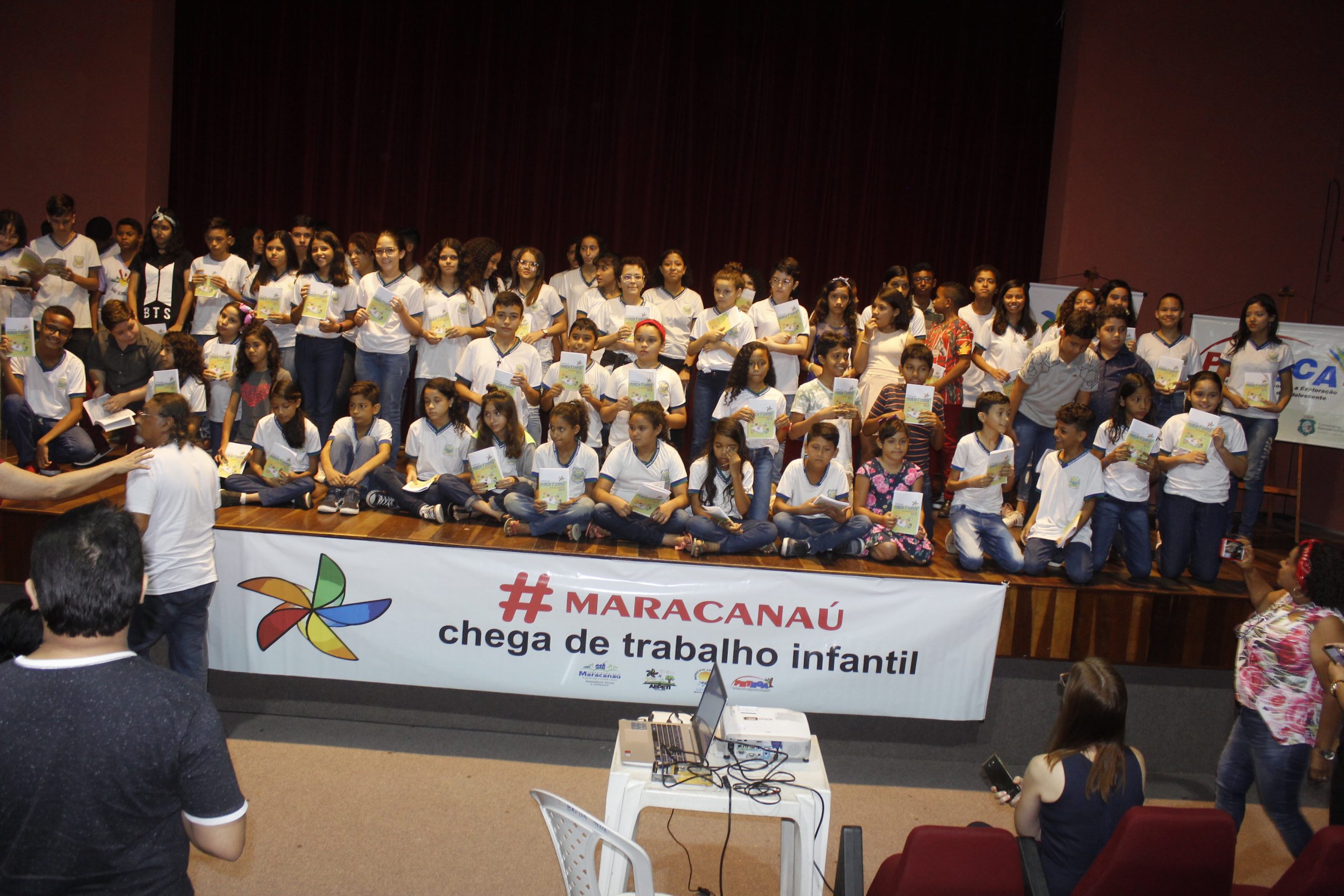 No momento, você está visualizando Estudantes participam do lançamento de DVD, Caderno de Contos e Poesias do Prêmio Peteca