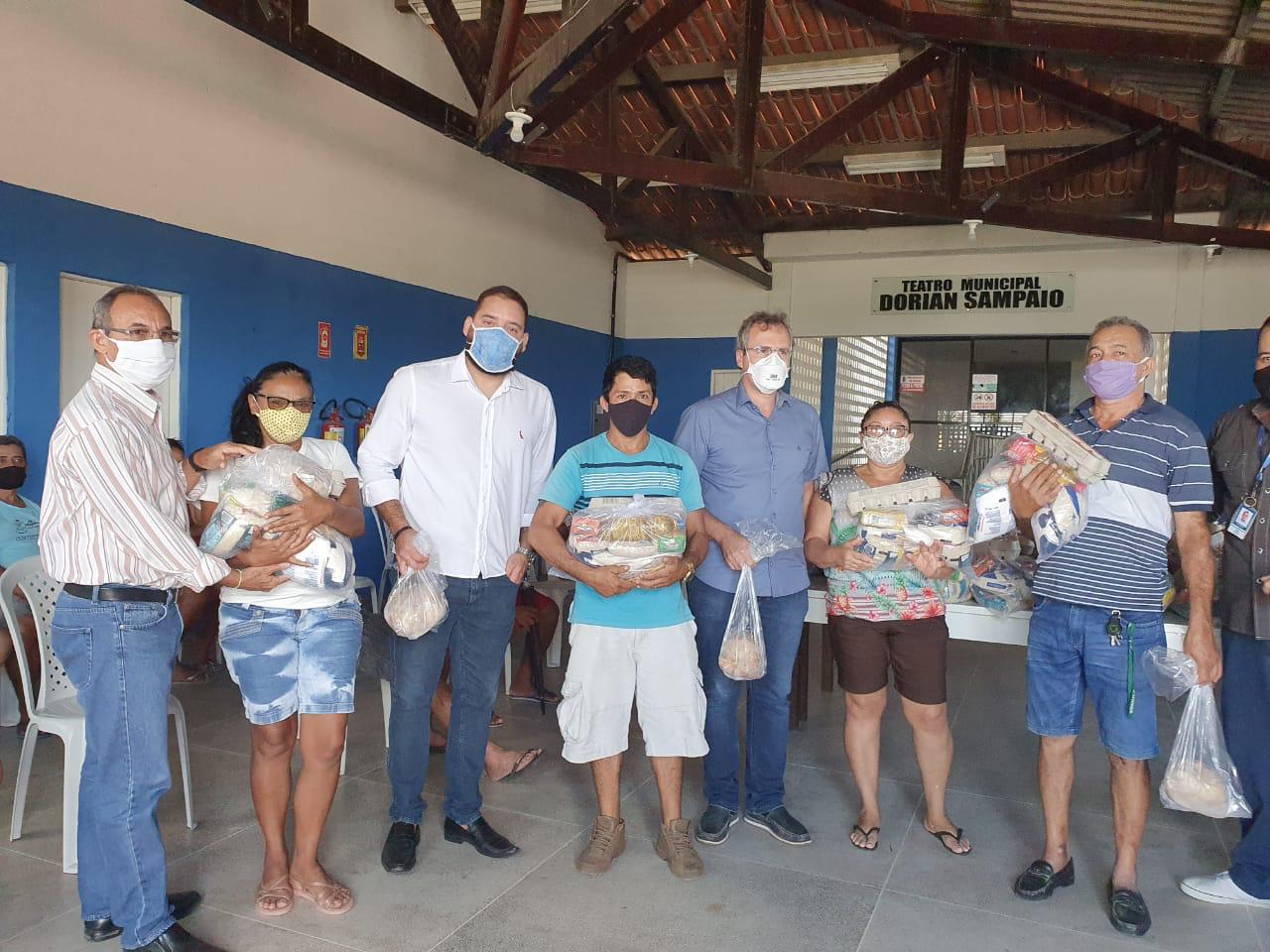 Read more about the article Prefeitura entrega a 66 empreendedores as cestas básicas doadas durante as Lives do São João de Maracanaú 2020
