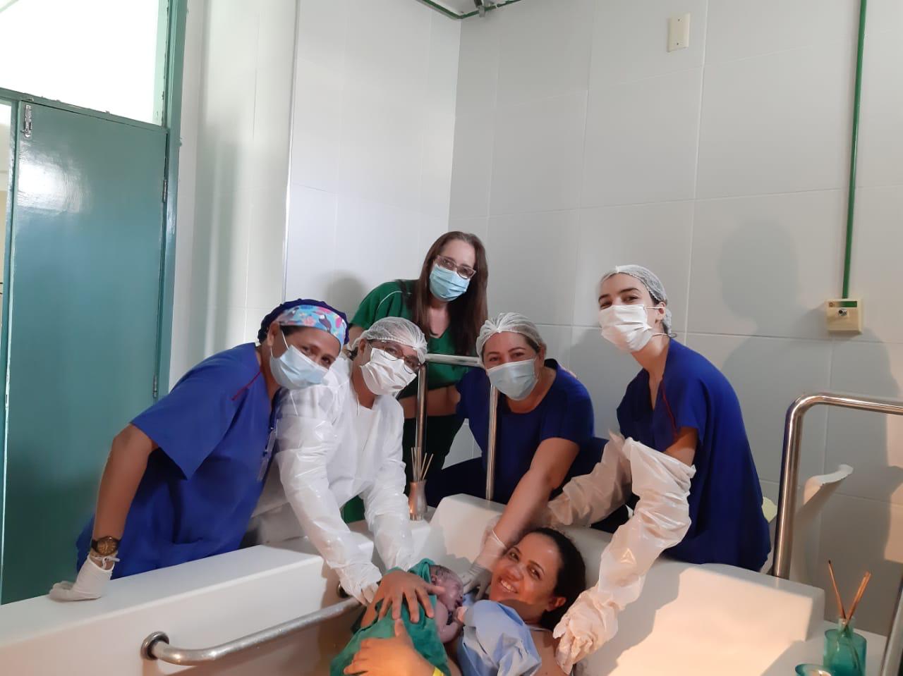Read more about the article Nasce 1º bebê de 2021 na banheira do Hospital da Mulher
