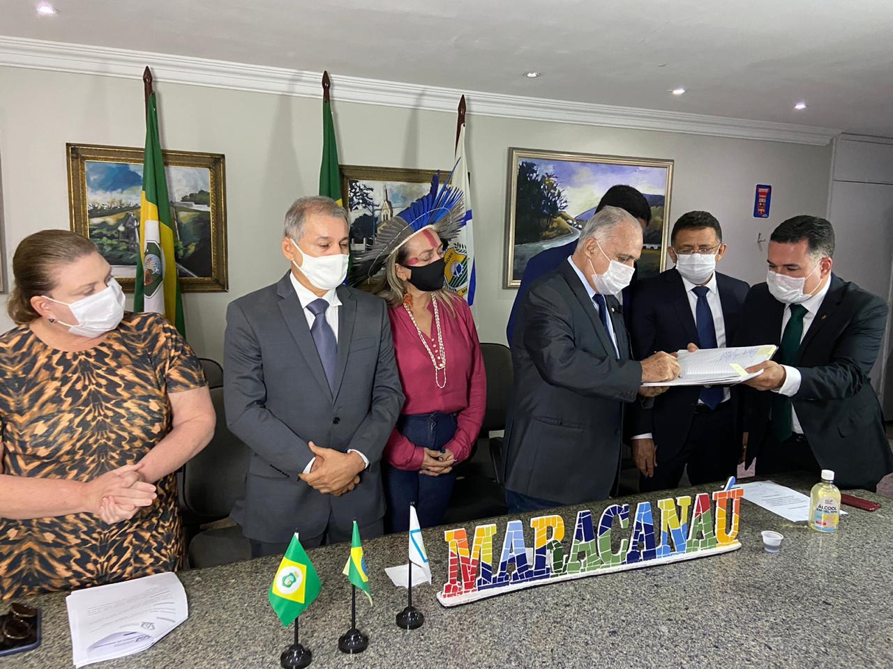 No momento, você está visualizando Roberto Pessoa toma posse como Prefeito de Maracanaú
