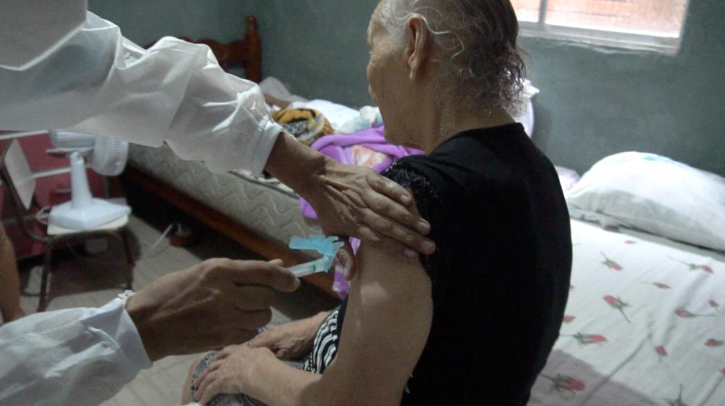 Read more about the article Prefeitura de Maracanaú realiza vacinação de mais de mil idosos acamados