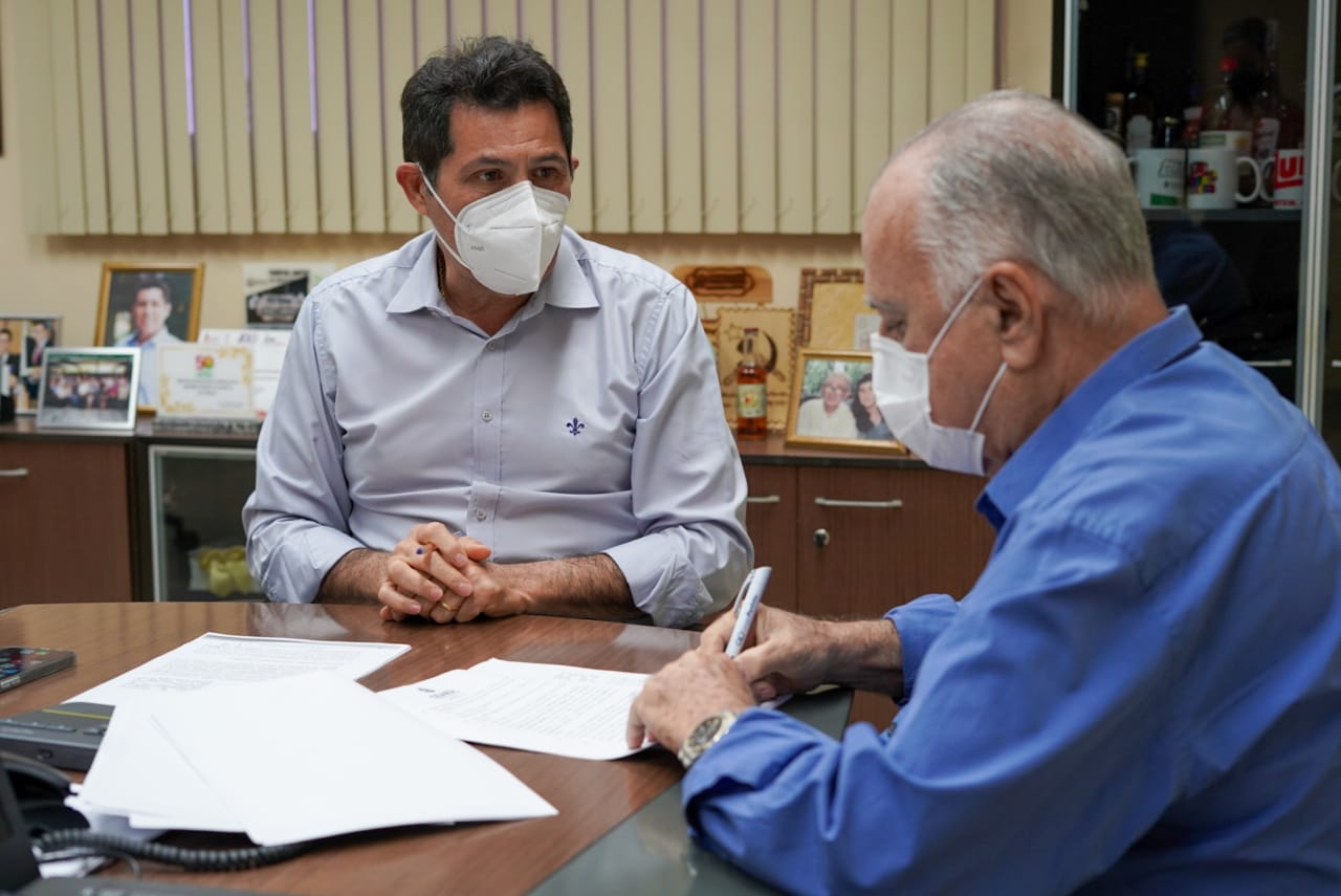 Leia mais sobre o artigo Prefeito assina adesão de Maracanaú ao Programa de Aquisição de Alimentos – PAA Leite