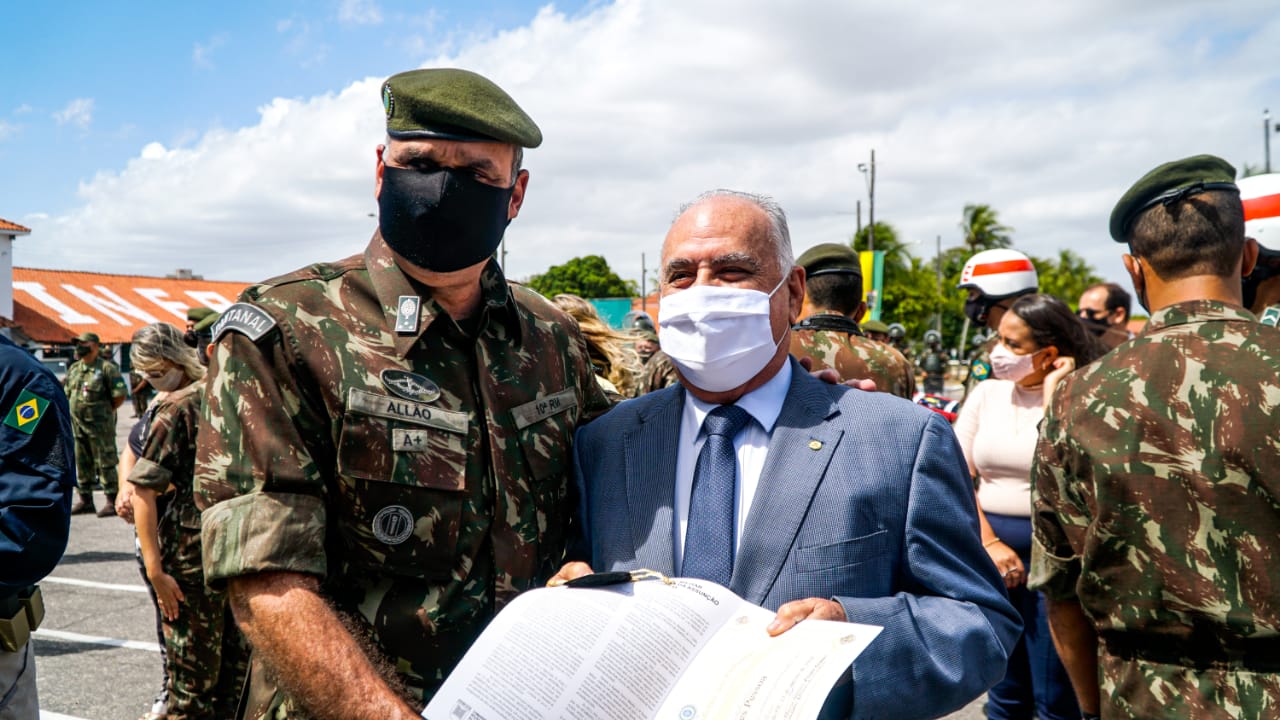 Você está visualizando atualmente Prefeito Roberto Pessoa recebe Diploma de Colaborador Emérito do Exército Brasileiro