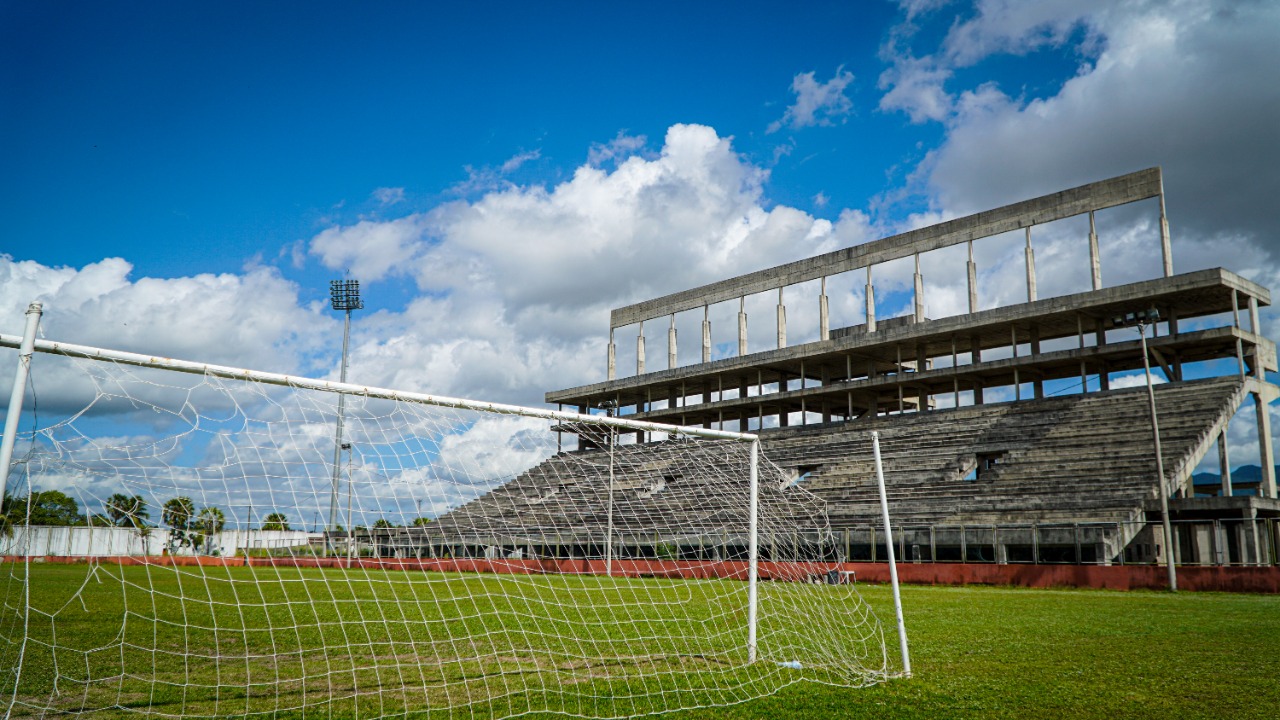 Você está visualizando atualmente Prefeito recebe imprensa para apresentar projeto das obras do Estádio Municipal Almir Dutra