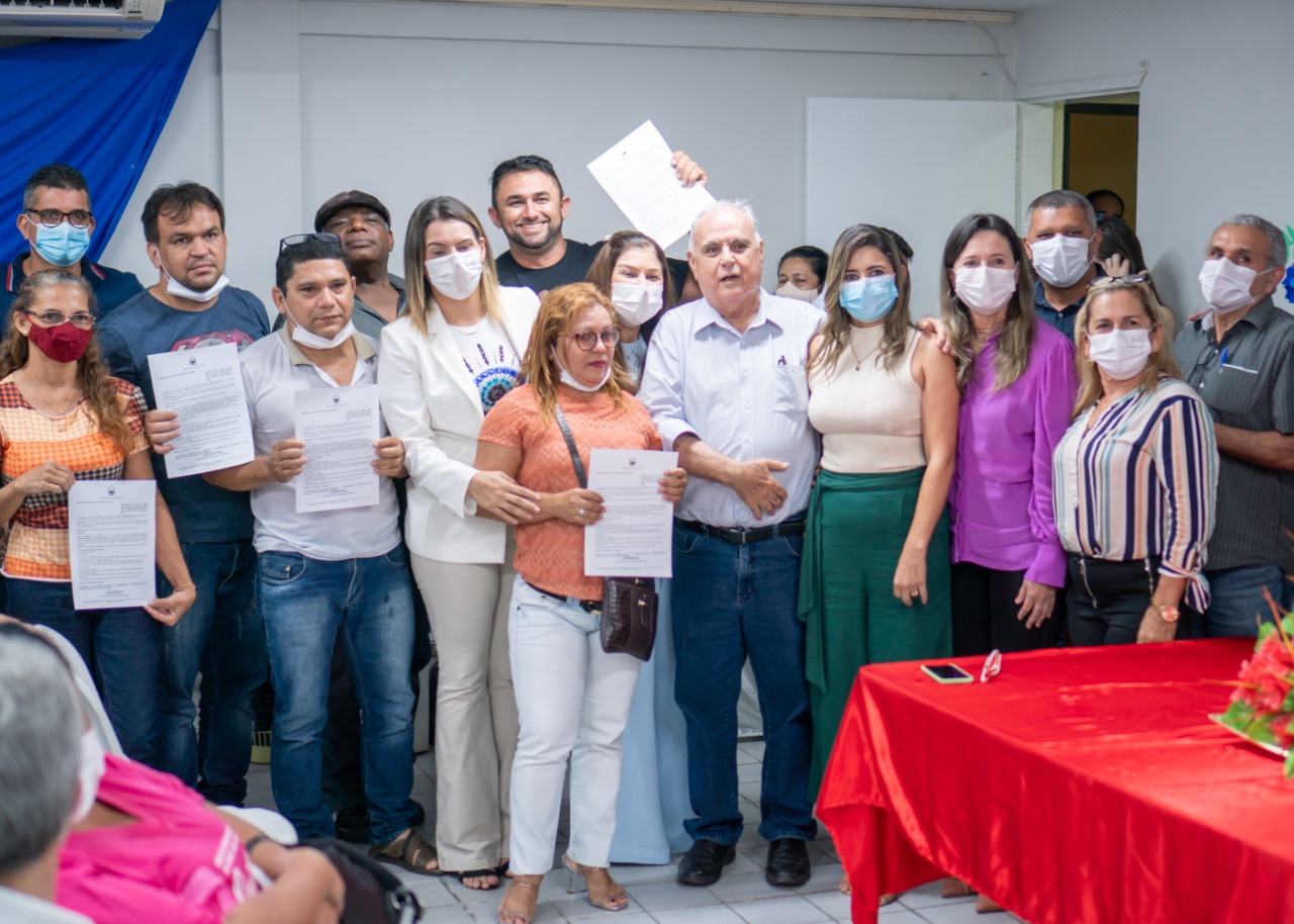 Você está visualizando atualmente Prefeitura entrega 40 bolsas de estudo do Programa PROSABERH