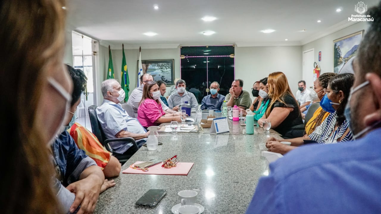 Read more about the article Prefeito recebe Conselho Municipal de Educação e Comissão de Gestores Escolares