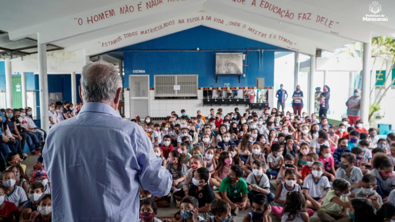 Read more about the article Prefeito Roberto Pessoa visita estudantes nas Escolas Municipais