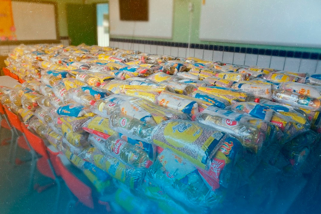 Você está visualizando atualmente Prefeitura realiza entrega de 40 mil kits de alimentação para os estudantes da rede municipal e creches contratadas