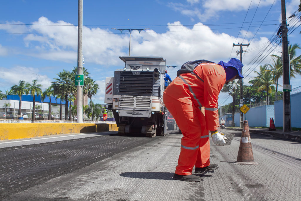 Leia mais sobre o artigo Maracanaú realiza fresagem asfáltica na avenida José Alencar