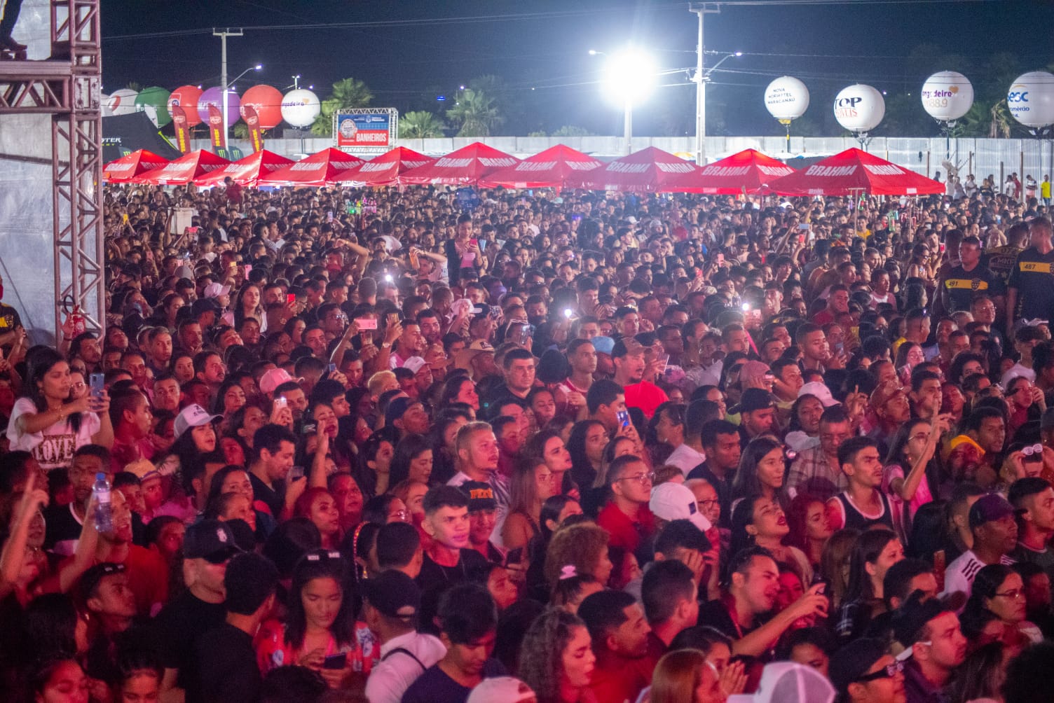 Leia mais sobre o artigo Grande público marca presença em mais uma noite de shows e entretenimento no São João de Maracanaú