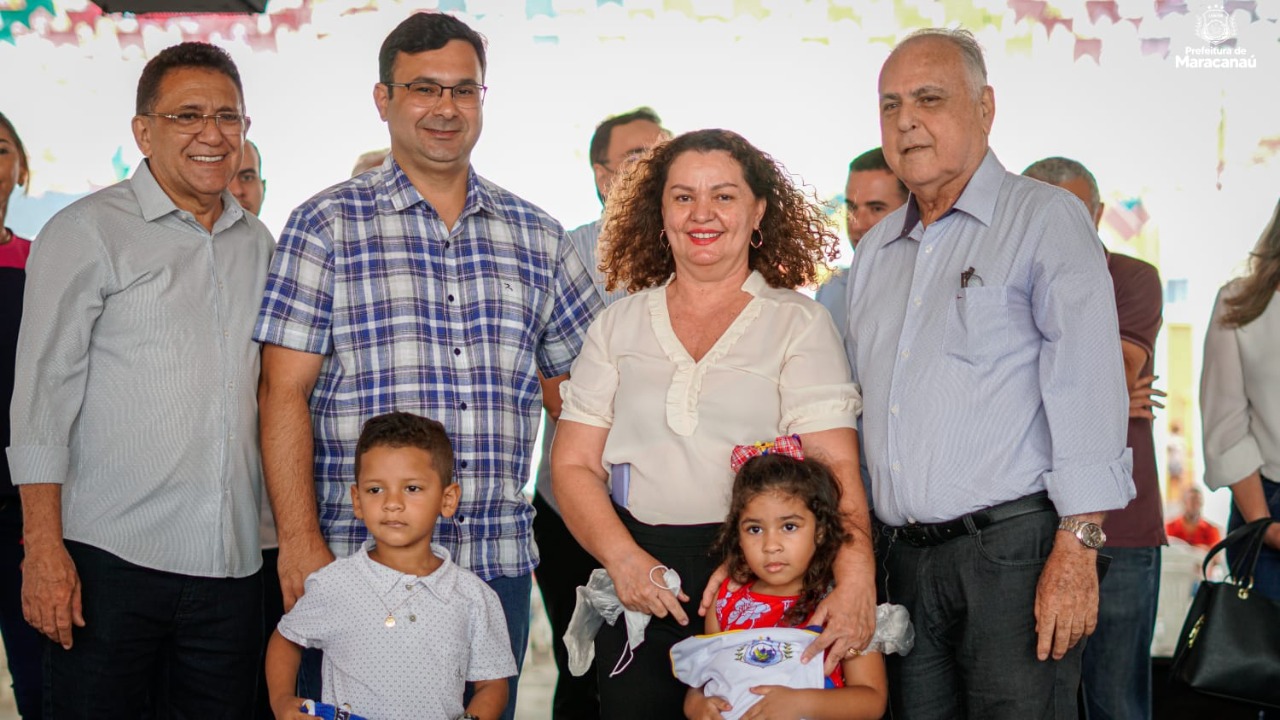 Você está visualizando atualmente Estudantes recebem fardamento escolar na Cidade Cenográfica do São João de Maracanaú