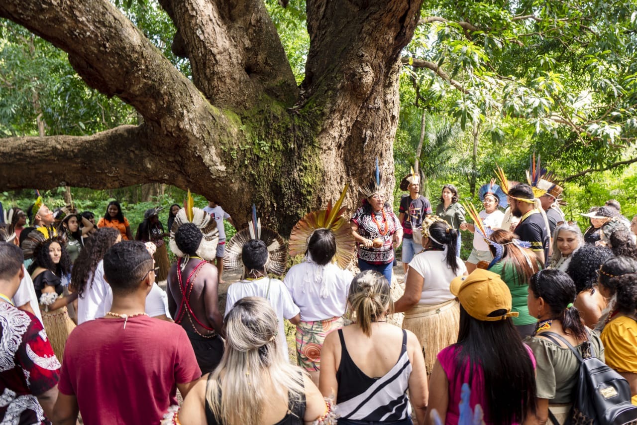 Você está visualizando atualmente Dia do Indígena Pitaguary é celebrado com homenagens na Mangueira Centenária