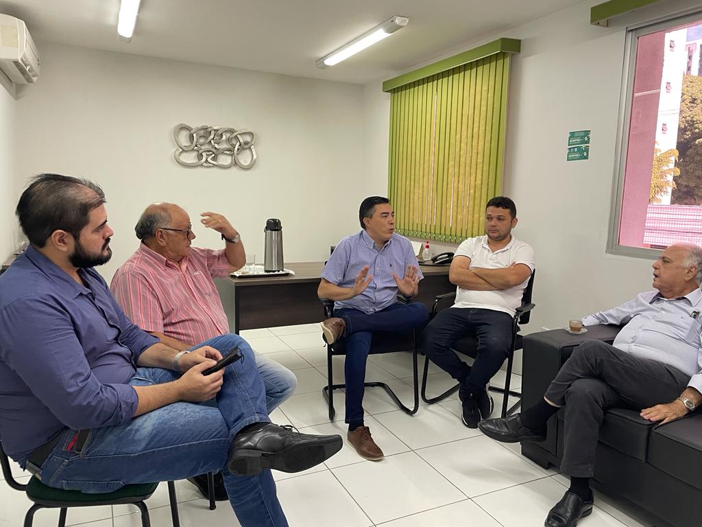 Você está visualizando atualmente Prefeito participa de reunião com representantes da Aprece para debater falta de medicamentos