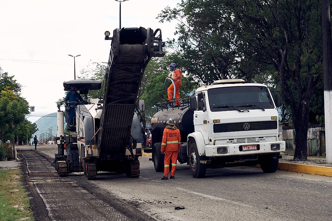 Você está visualizando atualmente Prefeitura realiza trabalho de fresagem de trecho da Av. Padre José Holanda do Vale