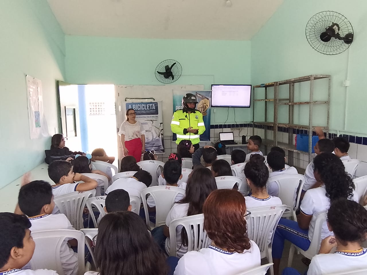 Leia mais sobre o artigo Agentes do Demutran realizam palestra nas escolas municipais