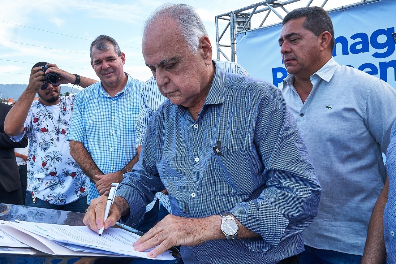 Você está visualizando atualmente Roberto Pessoa assina ordem de serviço para obras de drenagem e pavimentação em 16 ruas do bairro Antônio Justa