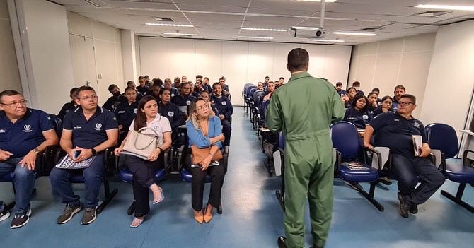 Você está visualizando atualmente Estudantes da ECIM Presidente Tancredo Neves visitam o DTCEA-FZ, Destacamento de Controle do Espaço Aéreo de Fortaleza