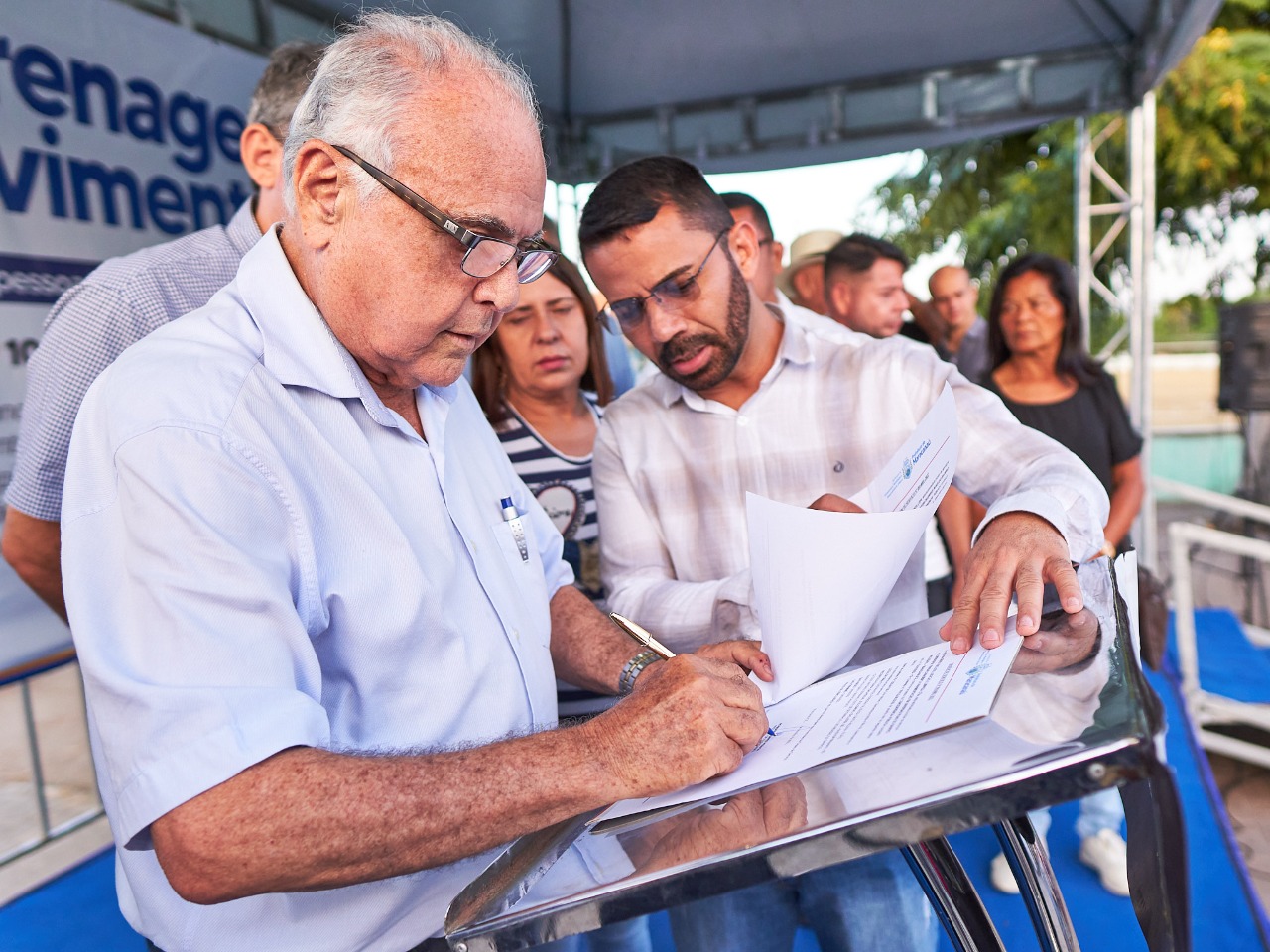 Read more about the article Roberto Pessoa assina ordem de serviço para obras de drenagem e pavimentação em 10 ruas da Pajuçara
