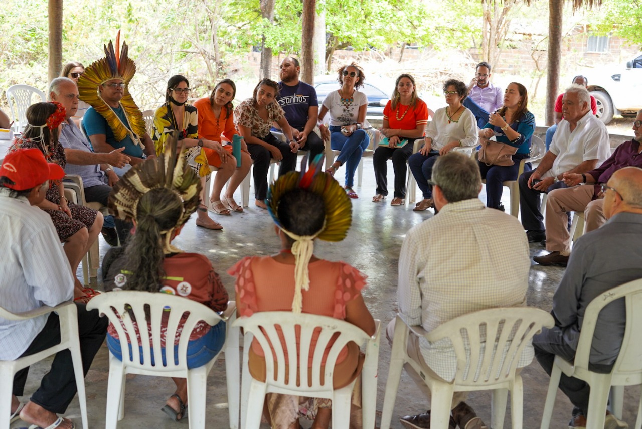 Você está visualizando atualmente Prefeito Roberto Pessoa discute ações e projetos com lideranças do Povo Pitaguary