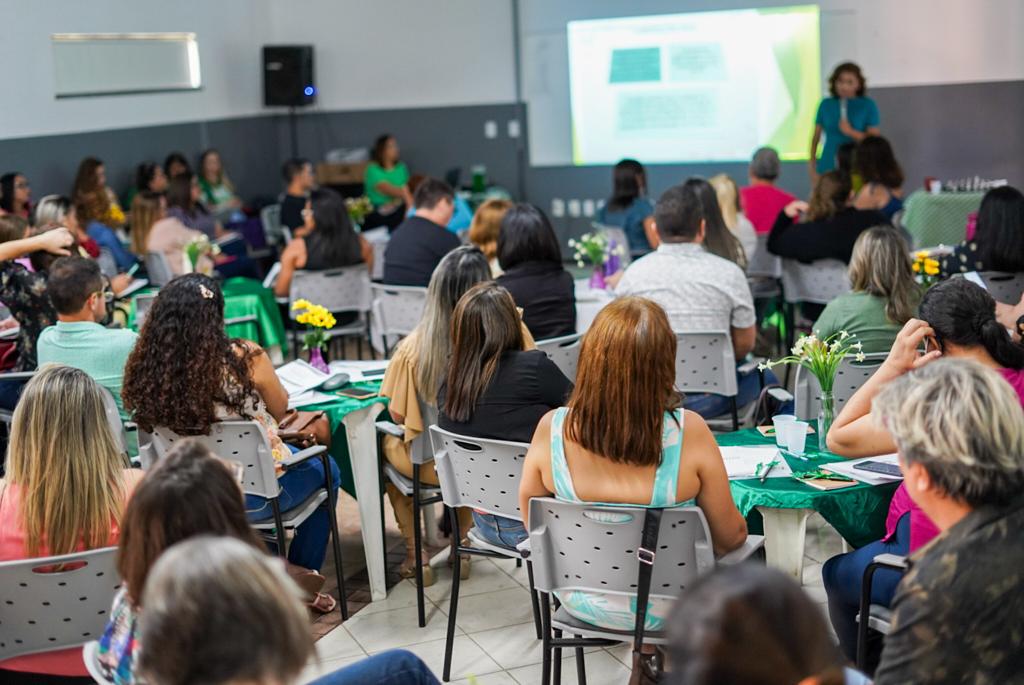 Você está visualizando atualmente Gestores e Coordenadores Pedagógicos participam de reunião sobre o SPAECE