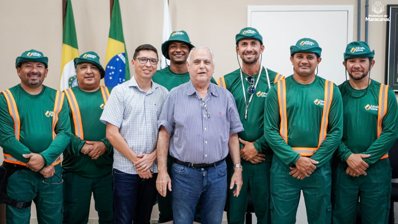 Você está visualizando atualmente Prefeitura realiza entrega de fardamento para orientadores do Trânsito Livre