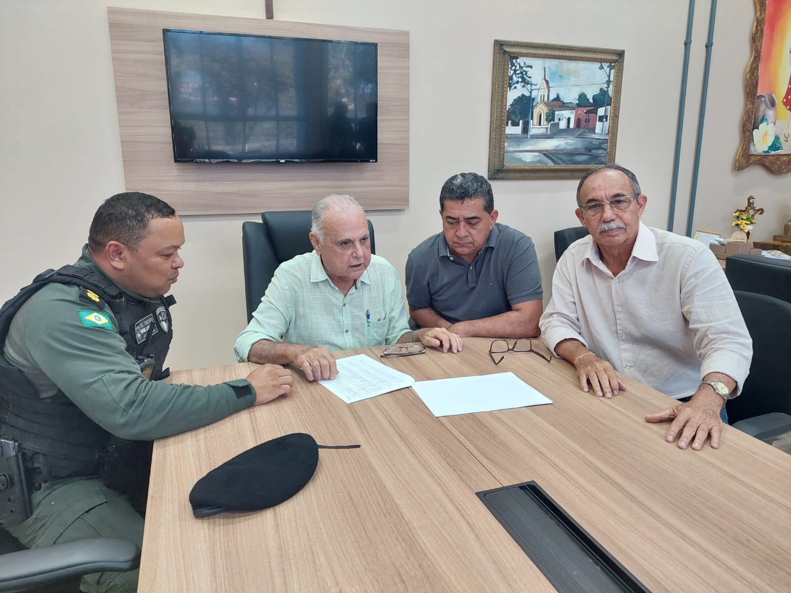 Read more about the article Prefeito recebe Comandante da Polícia Militar para desenvolver parcerias na área da segurança pública