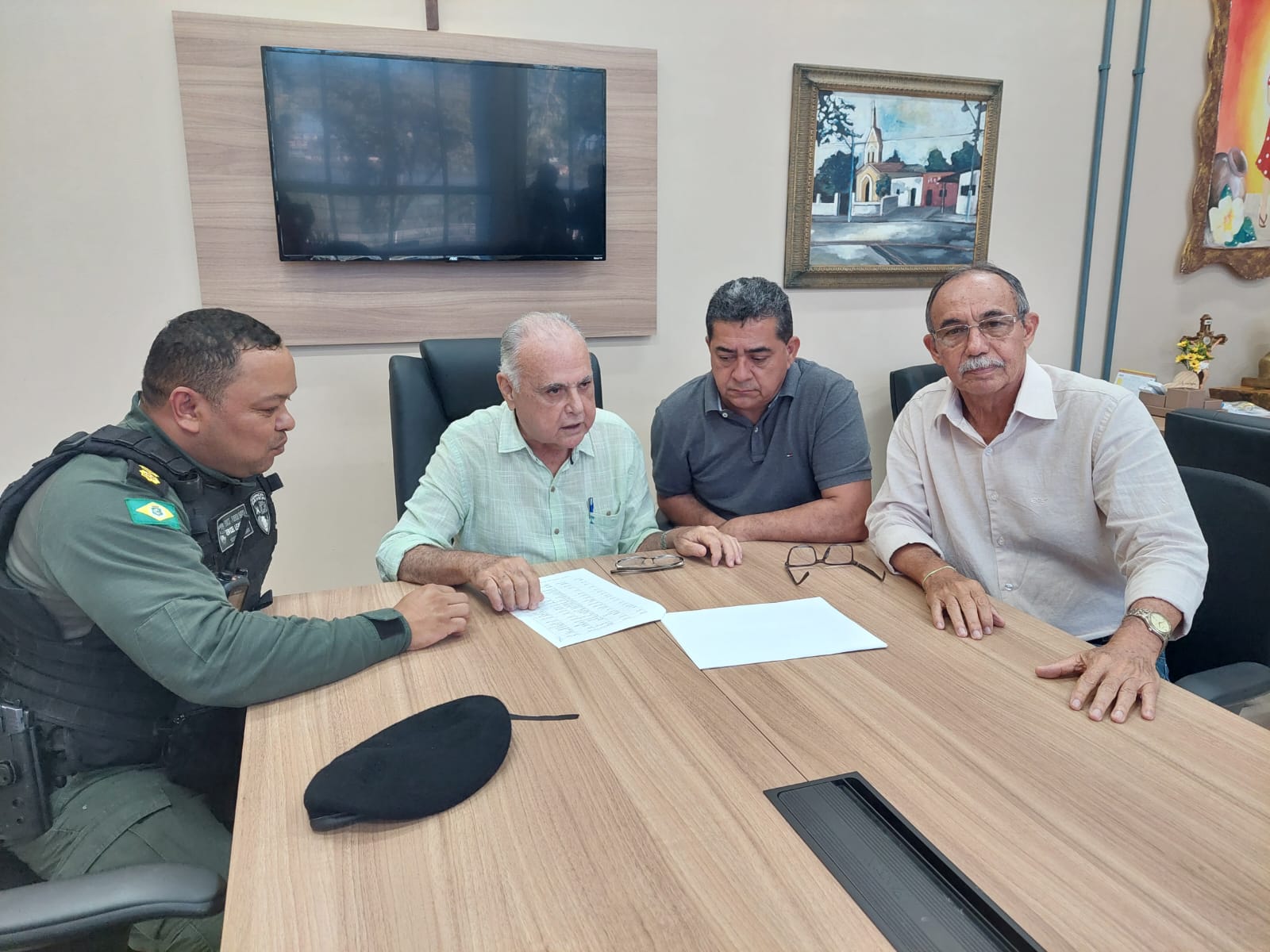 Você está visualizando atualmente Prefeito recebe Comandante da Polícia Militar para desenvolver parcerias na área da segurança pública