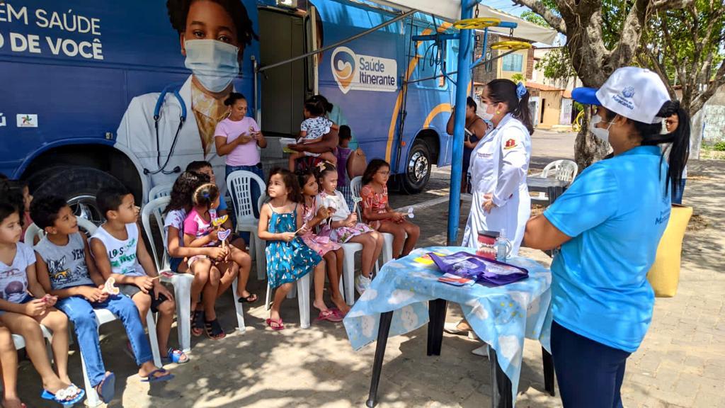 Você está visualizando atualmente Estudantes da Escola Irmã Dulce recebem atendimentos e ações do Ônibus da Saúde