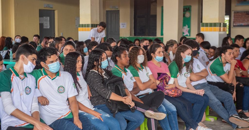 Você está visualizando atualmente Alunos da Escola Carneiro de Mendonça participam do Programa “Fala Jovem” da Sejuv