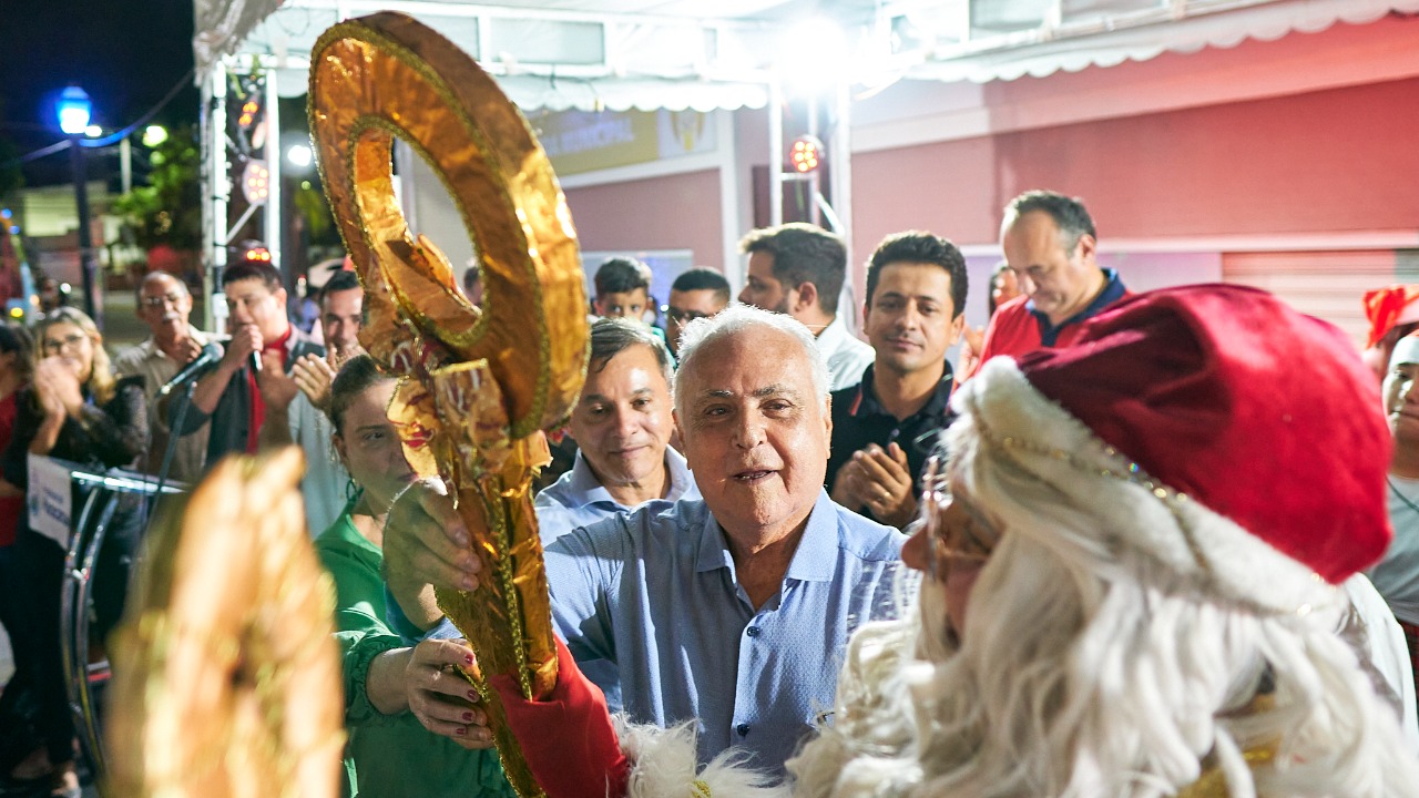 You are currently viewing Papai Noel recebe a Chave da Cidade e dá início ao Natal de Brilho de Maracanaú 2022