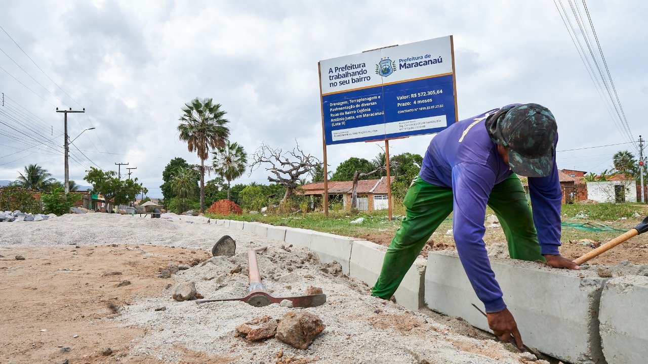 Você está visualizando atualmente Prefeitura promove visita com as famílias que serão beneficiadas com as obras de drenagem e pavimentação de 17 ruas da Colônia Antônio Justa