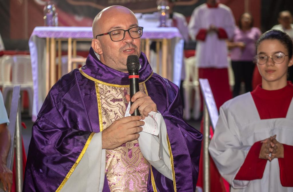 Leia mais sobre o artigo Natal de Brilho de Maracanaú homenageia o Padre Jean Nogueira pelos 12 anos de vida sacerdotal