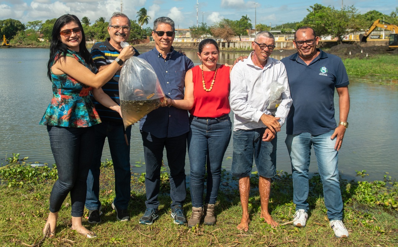 Leia mais sobre o artigo Lagoas e açudes em Maracanaú recebem 20 mil alevinos
